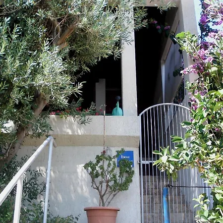 Apartment Apartments By The Sea Milna, Vis - 1146